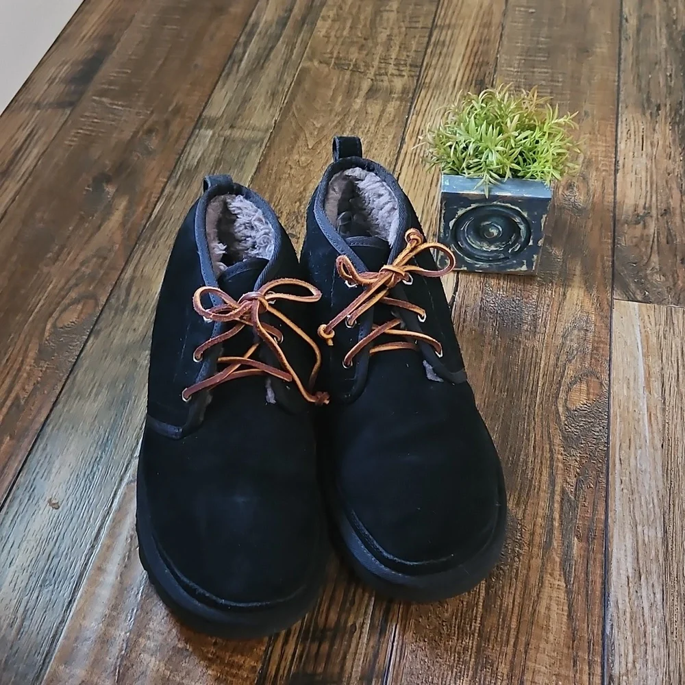 UGG Men's Black Chukka Suede Leather Boots‎ with Brown Laces. Size 10